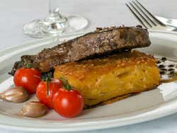 Cena a bordo di una barca di lusso