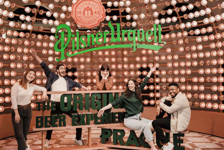 In posa al Pilsner Urquell, The Original Beer Experience